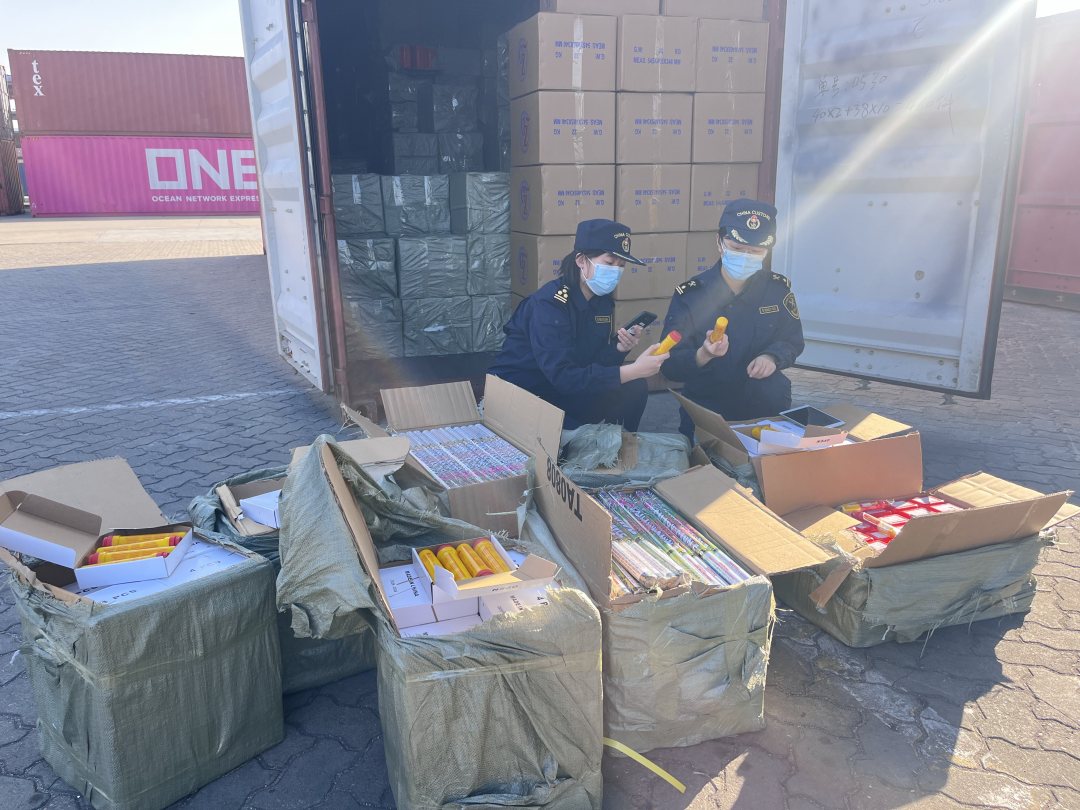 广州海关关员在出口货运渠道查获25吨烟花爆竹
