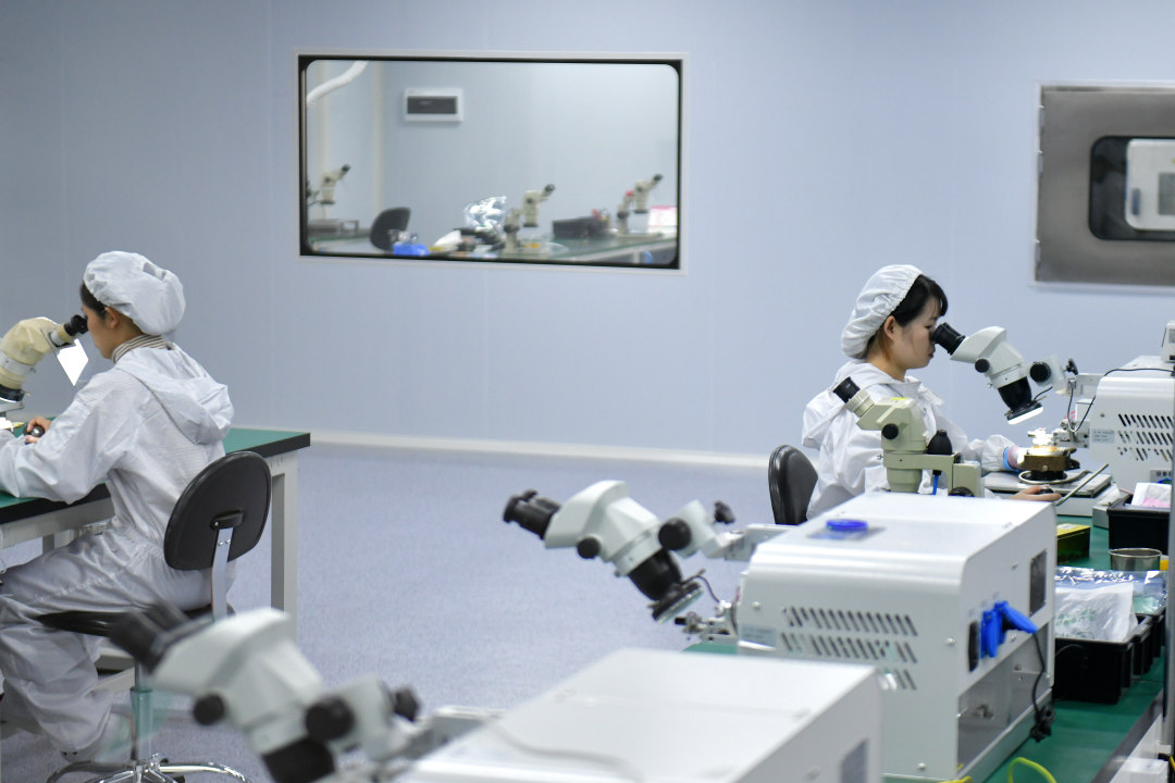 1月6日上午,“新春走基层”媒体调研行走进黄埔低空经济专场暨“十五五”开局之年媒体调研活动举行。记者走进多家低空经济代表企业,实地探访这一新兴产业链各环节的创新实践与前沿突破。图为程星通信的键合生产线。