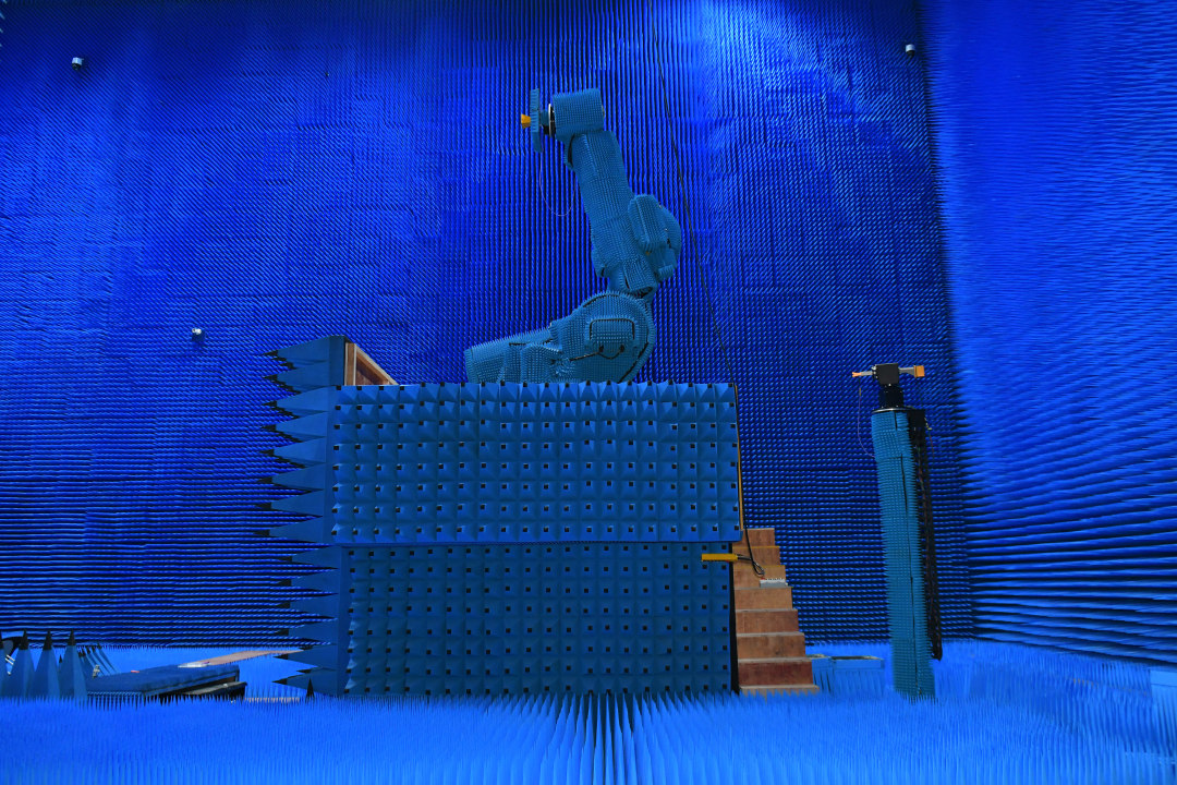 1月6日上午,“新春走基层”媒体调研行走进黄埔低空经济专场暨“十五五”开局之年媒体调研活动举行。记者走进多家低空经济代表企业,实地探访这一新兴产业链各环节的创新实践与前沿突破。图为程星通信的星载阵列天线测试紧缩场暗室。