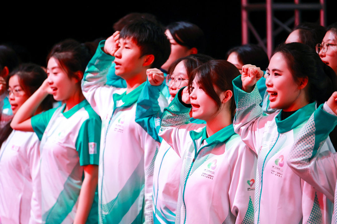 志愿者们在穗港澳三地志愿者代表的带领下重温志愿者誓词。