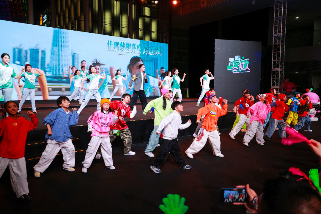 粤港澳青年歌手及志愿者代表共同唱响《气势如虹》。