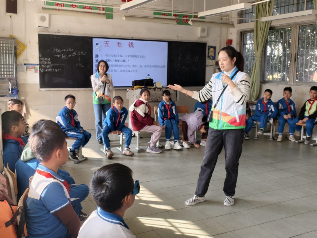花都区新雅街团结小学,广州市少年宫老师 为孩子们上特色课。