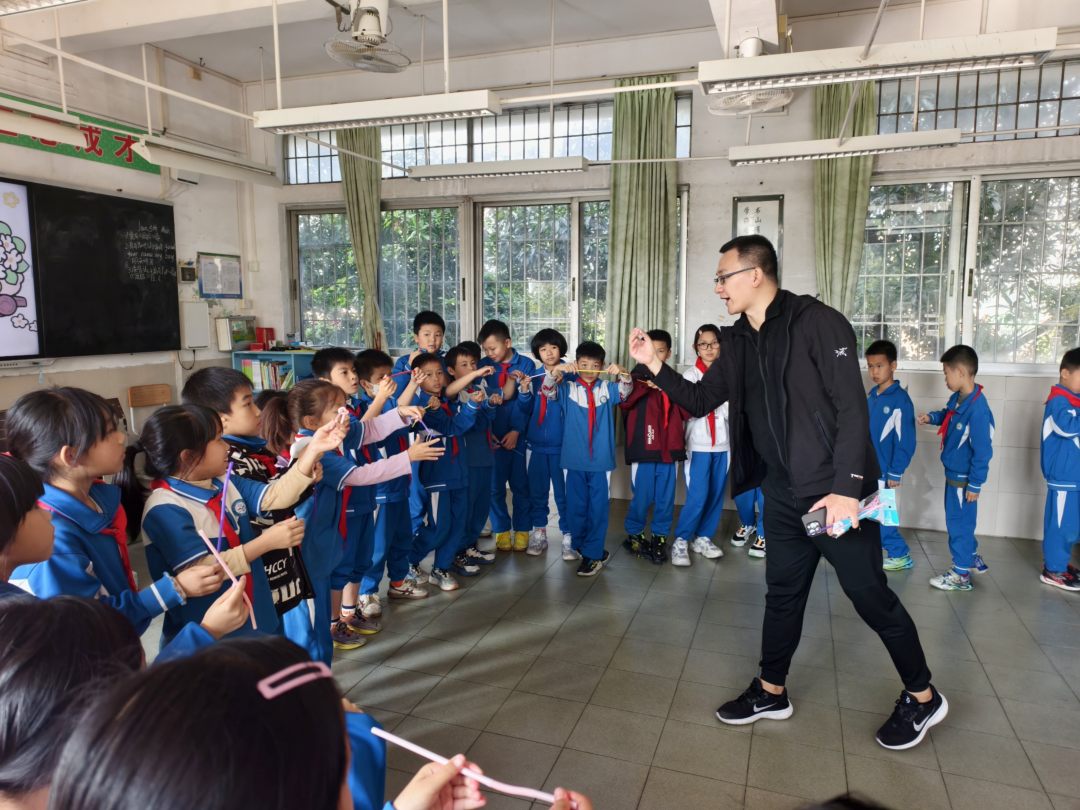 花都区新雅街团结小学,广州市少年宫老师 为孩子们上特色课。