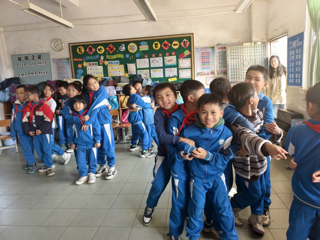 花都区新雅街团结小学,广州市少年宫老师 为孩子们上特色课。