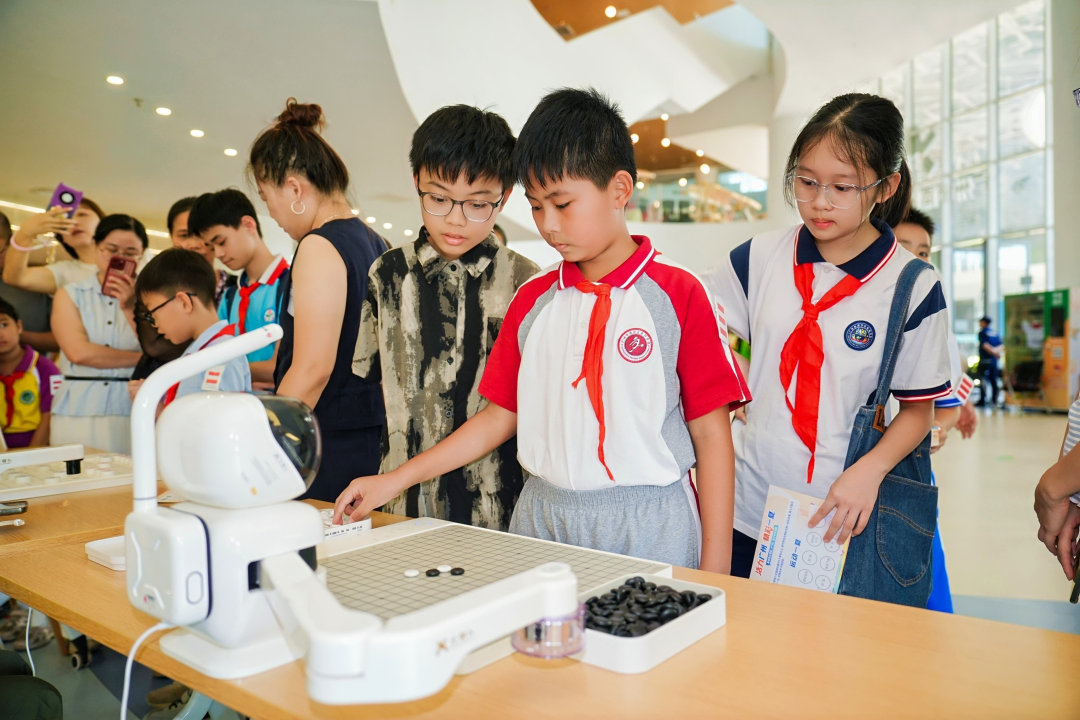 小朋友与机器人下棋。