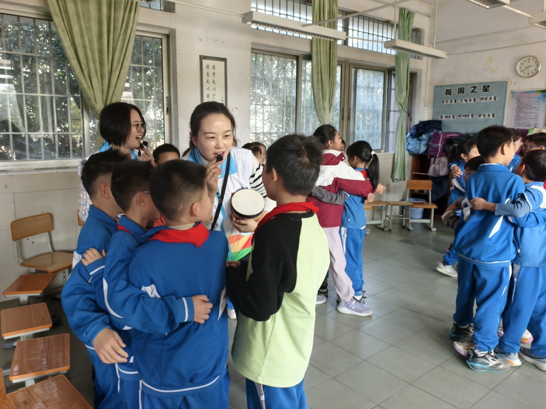 花都区新雅街团结小学,广州市少年宫老师 为孩子们上特色课。