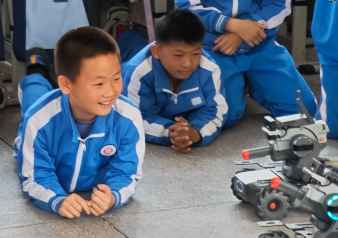 送教老师带来的机甲大师课程深受花都当地学生喜欢。