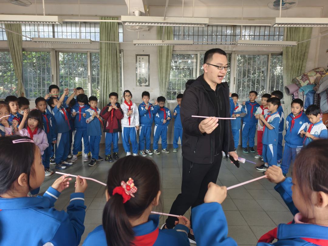 花都区新雅街团结小学,广州市少年宫老师 为孩子们上特色课。