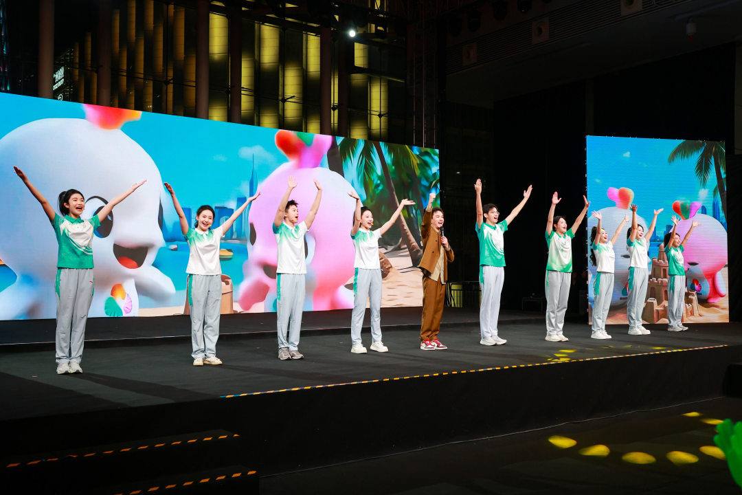 情景秀《青春之歌》环节,粤港澳志愿者合唱《一起来更精彩》。