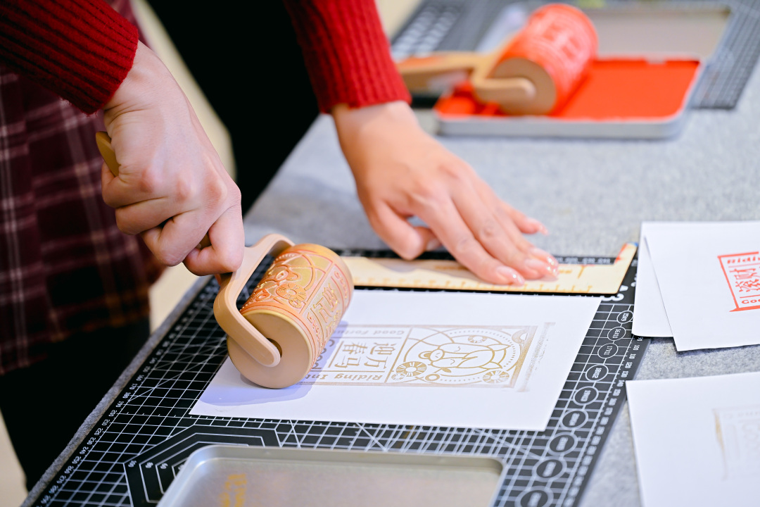 缓慢而专注的创作方式本身,展示了文化艺术中所最为珍贵的耐心、长期积累的力量。