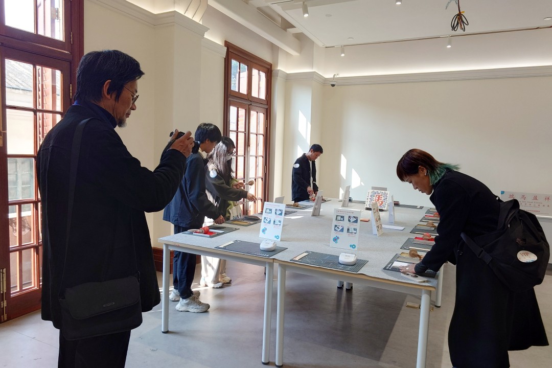 小版画是一种“以有限承载无限”的艺术。它以最克制的形式,保留了最真实的手工温度与创作者的心意。