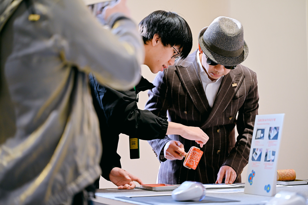 此次展览来到广州,并在充满历史和文化气息的沙面与人们见面,展出的作品涵盖了各个版画品种。