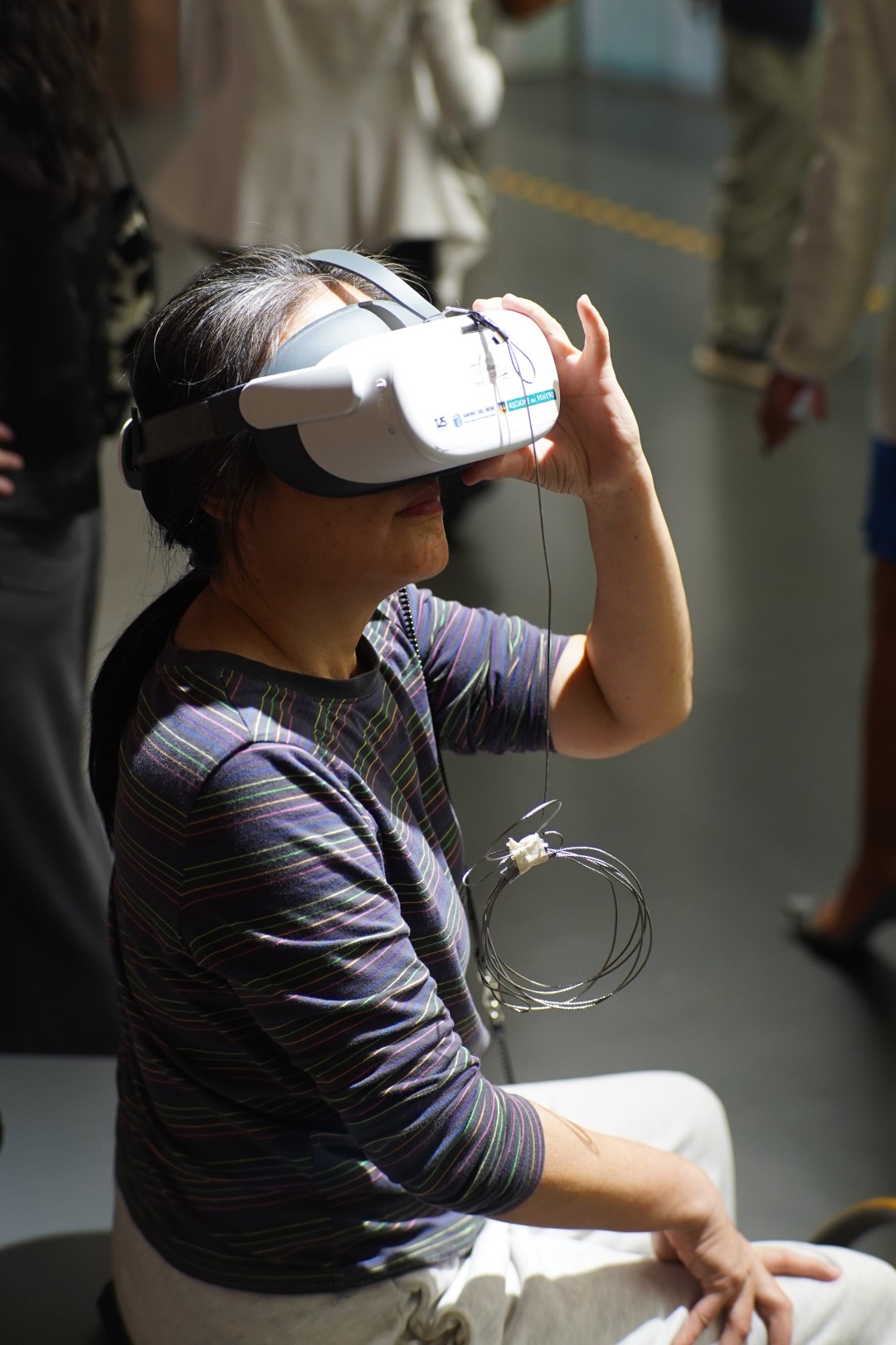 展览中呈现的VR影片是由意大利Way Experience和Goldenart Production共同打造的3D虚拟现实电影项目。片中参考图书、电影等资料,选取了卡拉瓦乔人生中三个具有代表性的场景进行生动再现,加上动画与声音的演绎,让观众以卡拉瓦乔第一人称视角感受其艺术与人生的密切关联。