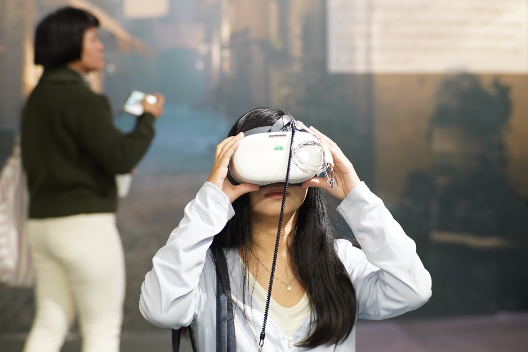 广州图书馆馆长吴翠红表示,希望通过这些方式,推动阅读从传统的“案头阅读”转向“场景化漫游”,也希望借助VR技术,让公众踏上更广阔的阅读之旅。