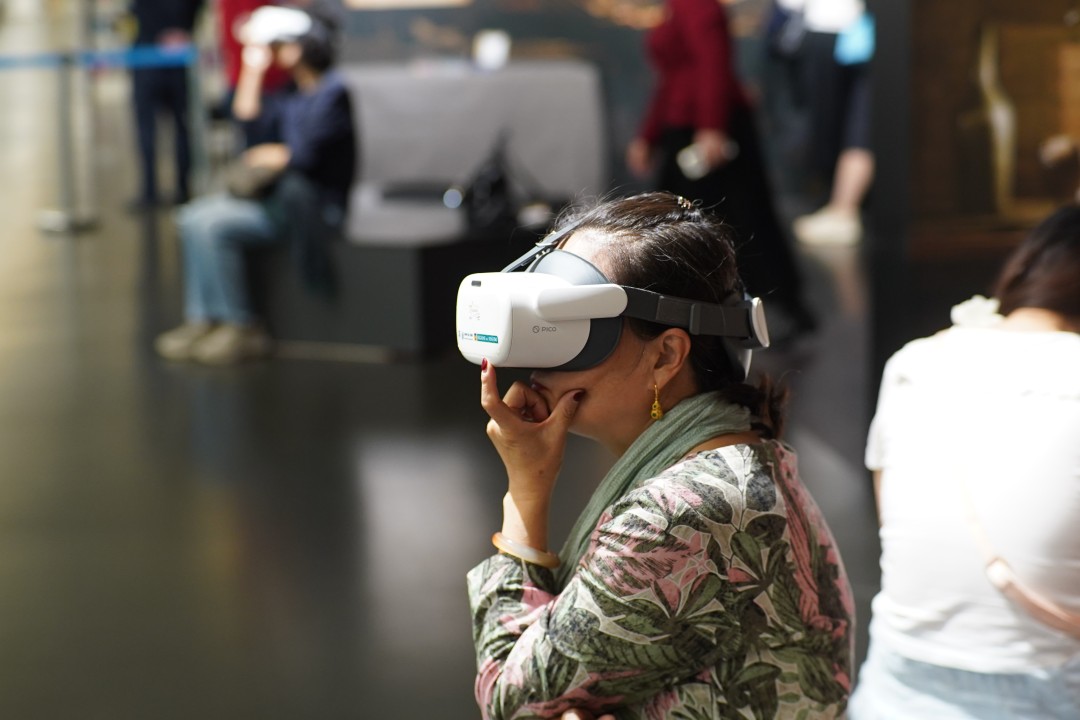 展览借助VR技术,邀请观众通过佩戴头戴式设备,直接“走进”卡拉瓦乔画中充满戏剧张力的场景,追溯画作诞生的灵感源头。