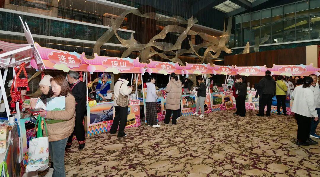 现场主题展出展示清远各县（市、区）全域旅游建设成果。清远日报记者 邱炜民 摄