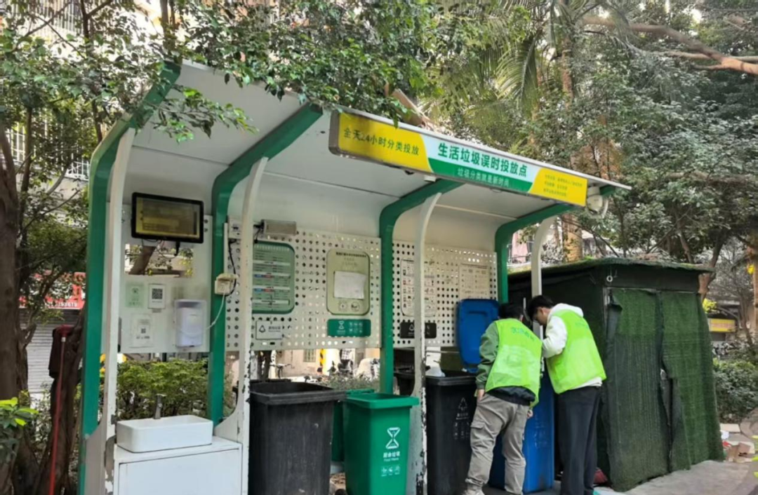 工作人员巡查投放点。通讯员供图 工作人员巡查投放点。通讯员供图