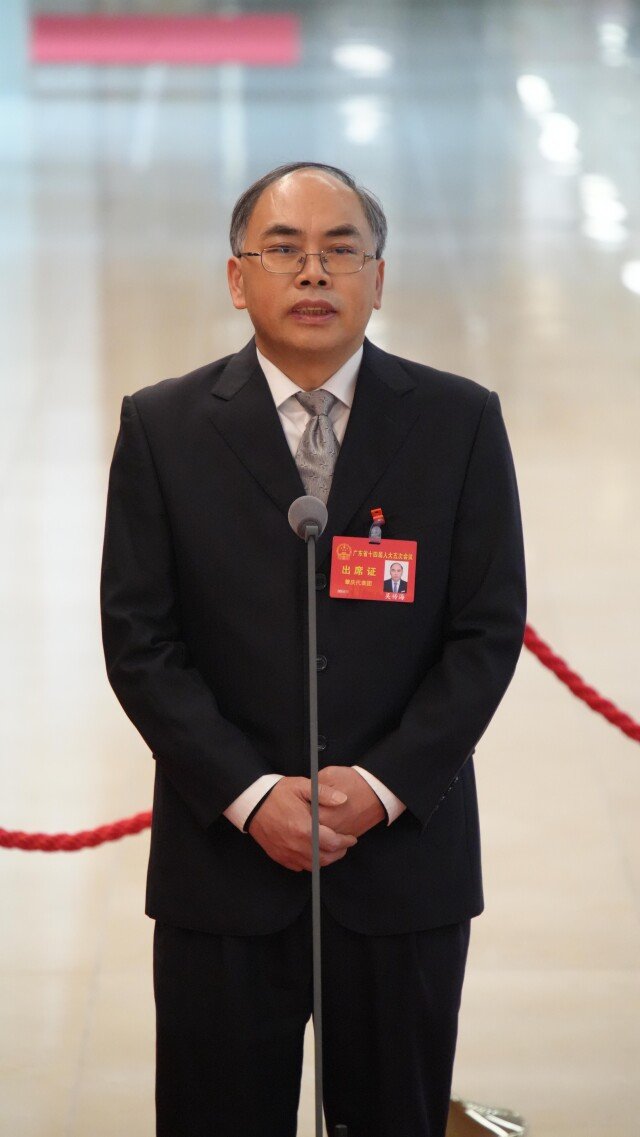 省人大代表，广东华路交通科技有限公司总工程师、首席专家吴传海在代表通道发言。张瑞霖/摄