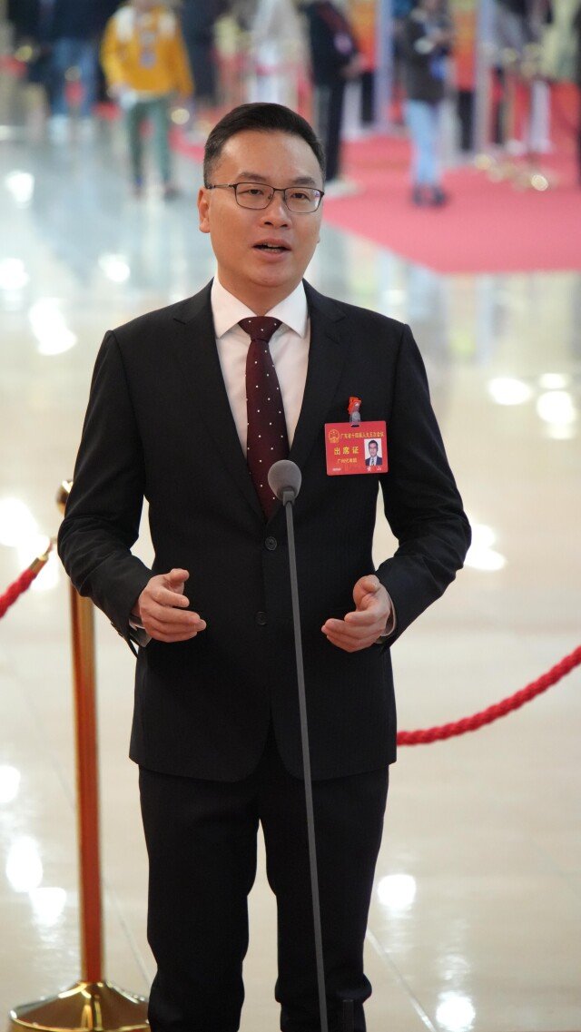 省人大代表，省律师协会副会长，广东广悦律师事务所高级合伙人、董事会主席黄山在代表通道发言。张瑞霖/摄