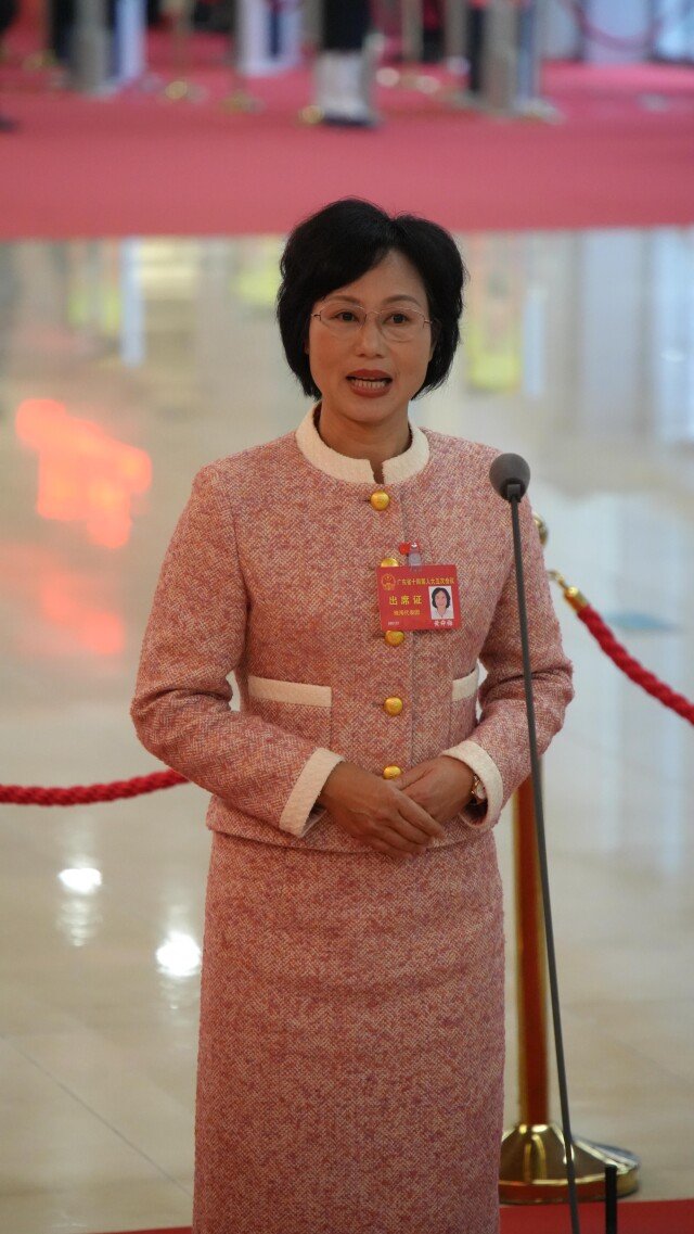 省人大代表、珠海龙胜渔业科技有限公司总经理黄舜梅在代表通道发言。张瑞霖/摄