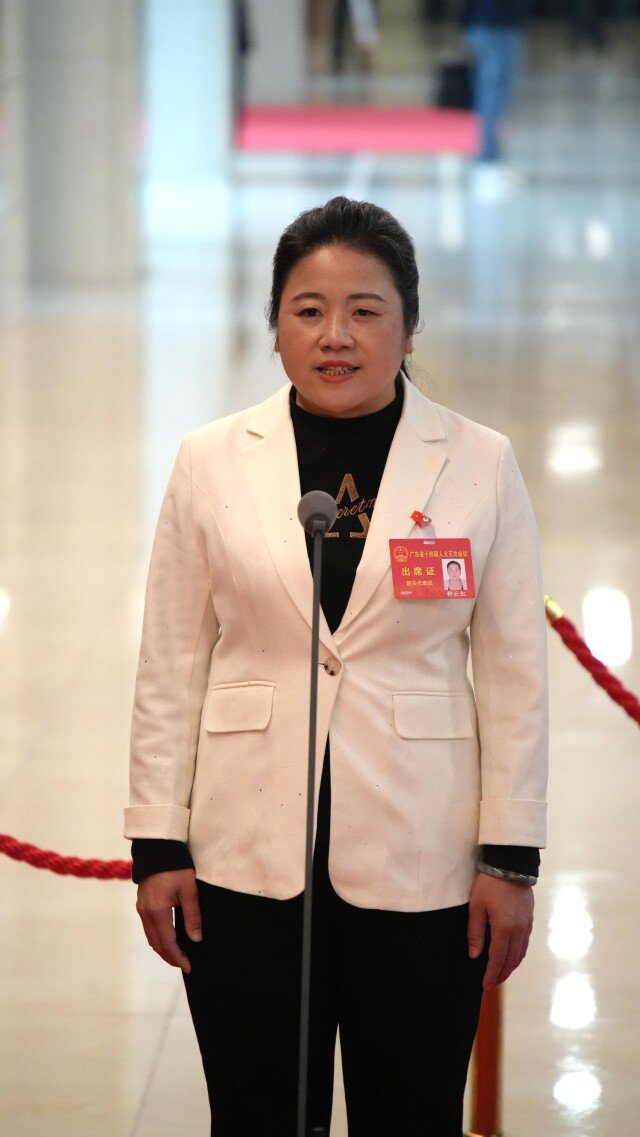 省人大代表，韶关南雄市邓坊镇马战村党支部书记、村委会主任、经联社负责人钟云红在代表通道发言。张瑞霖/摄