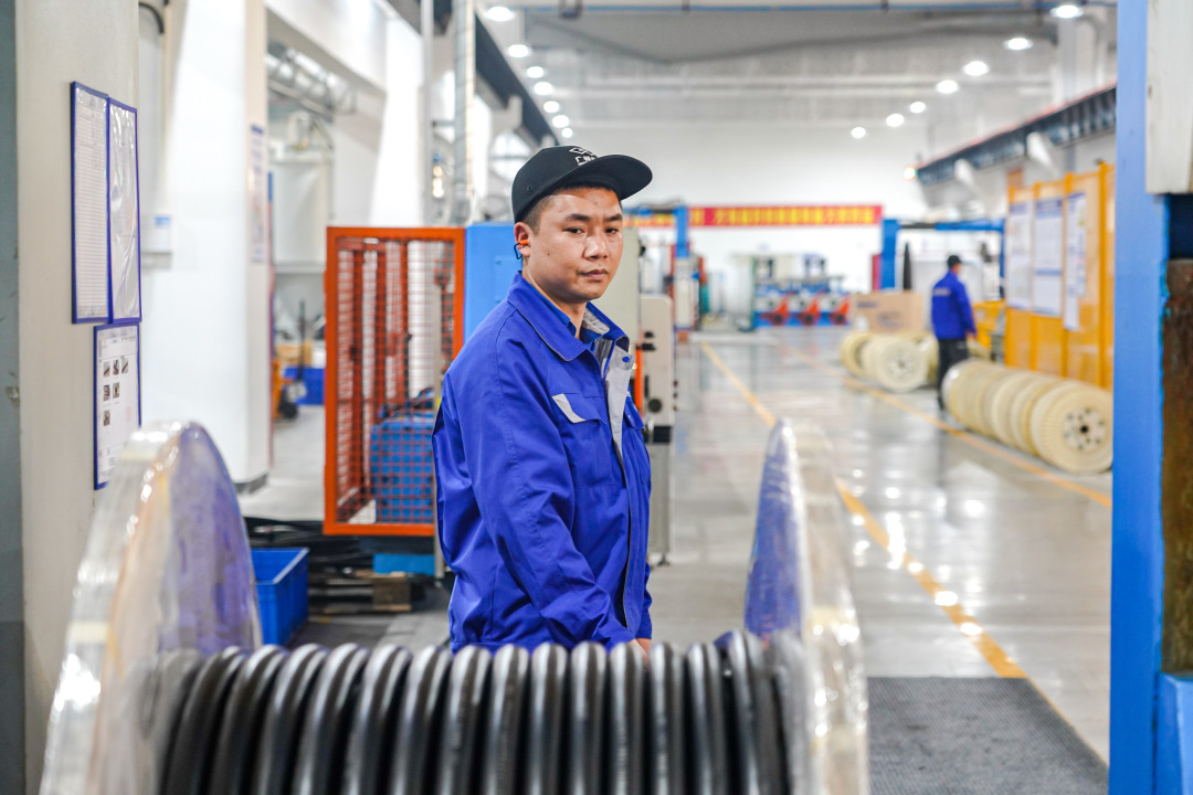 广州电缆的车间,工人在进行操作。