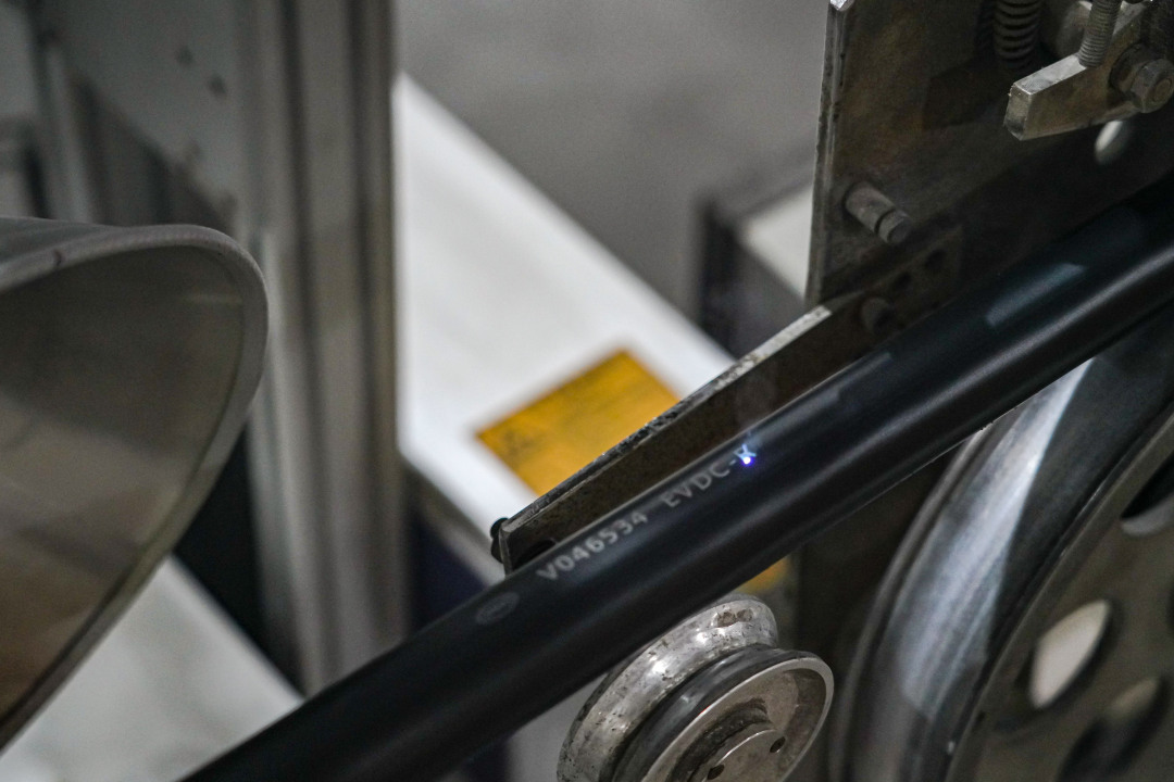 激光为车间生产出的每一根电缆打上标码。