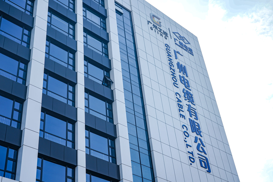 标题:广东企业技术创新加速度
走出“实验室”,把技术创新“焊”在生产一线
关键词:科技,工厂,车间,生产线,技术。
正文:高载流液冷超充线缆让“充电5分钟、至少跑200公里”成为现实;“广州造”AI 大模型拿下SuperCLUE营销大模型榜单第一.......进入2026年,广东企业的技术创新,正经历一场静默而深刻的转向——从追求前沿概念到解决实际痛点,从企业“出题”到社会“解题”,从“单打独斗”到“协同作战”.....