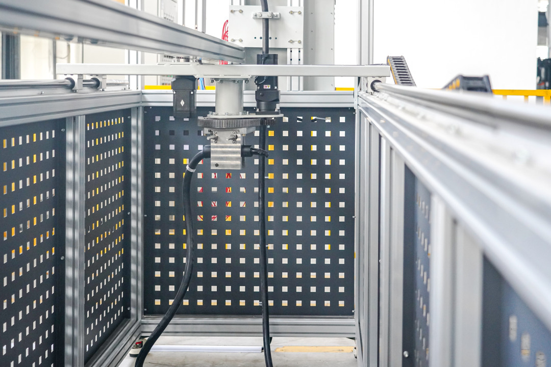 新能源充电桩线缆的扭转拉伸试验正在进行中。