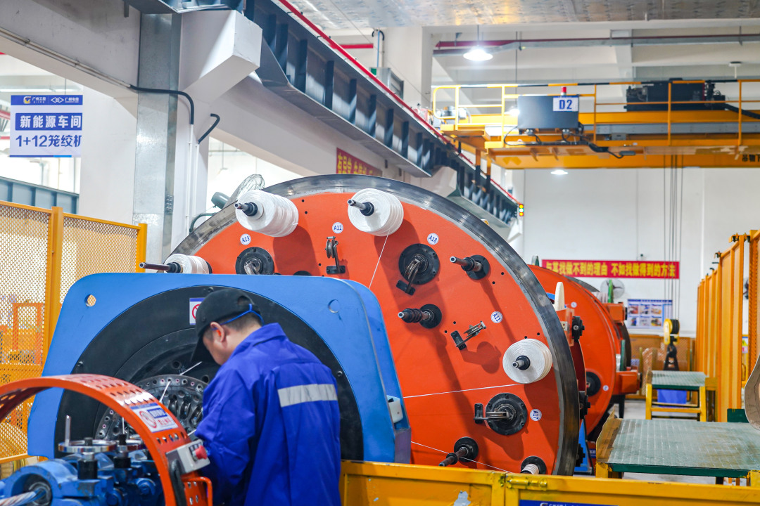 广州电缆的车间,自动化机器只需要工人点击按钮便可进行生产运作。