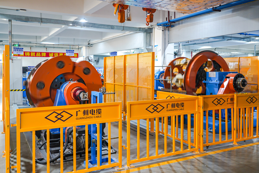 广州电缆的车间,生产线上的自动化机器正在运作。