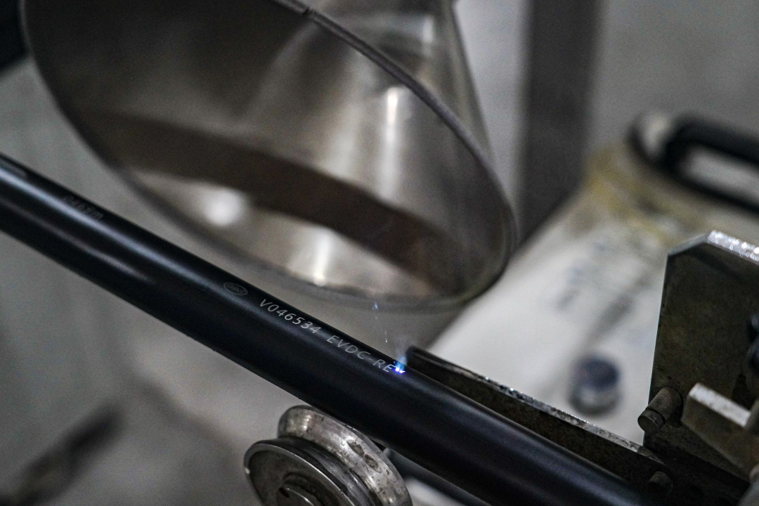 激光为车间生产出的每一根电缆打上标码。