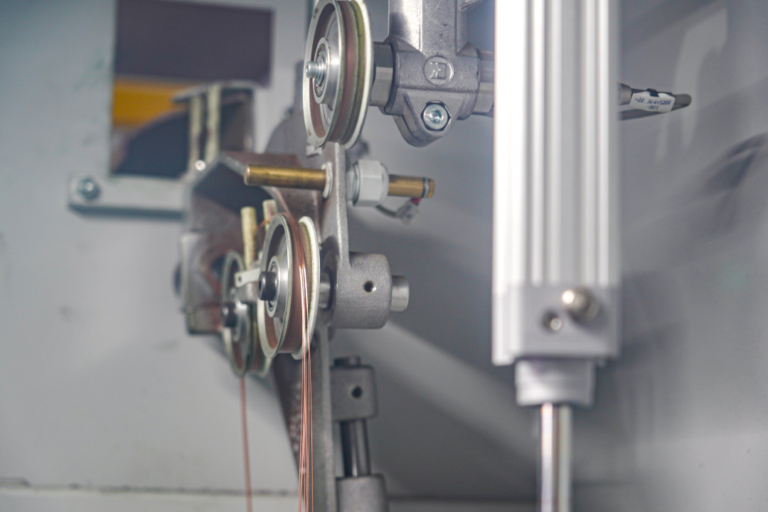 广州电缆的生产线上,各种机器将材料组成电缆产品。