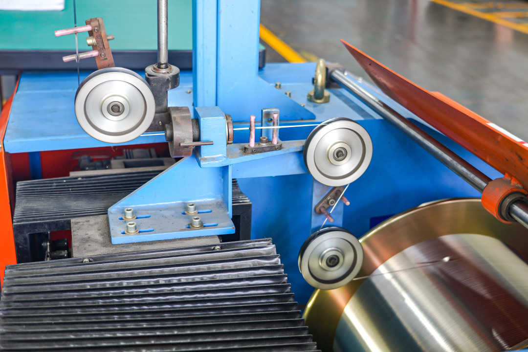 广州电缆的生产线上,各种机器将材料组成电缆产品。