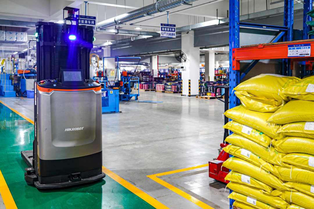 能够自动给产线上下料的机器人正在广州电缆的车间内游走。