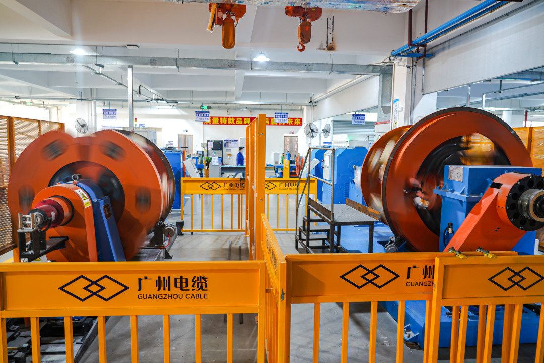 广州电缆的车间,生产线上的自动化机器正在运作。