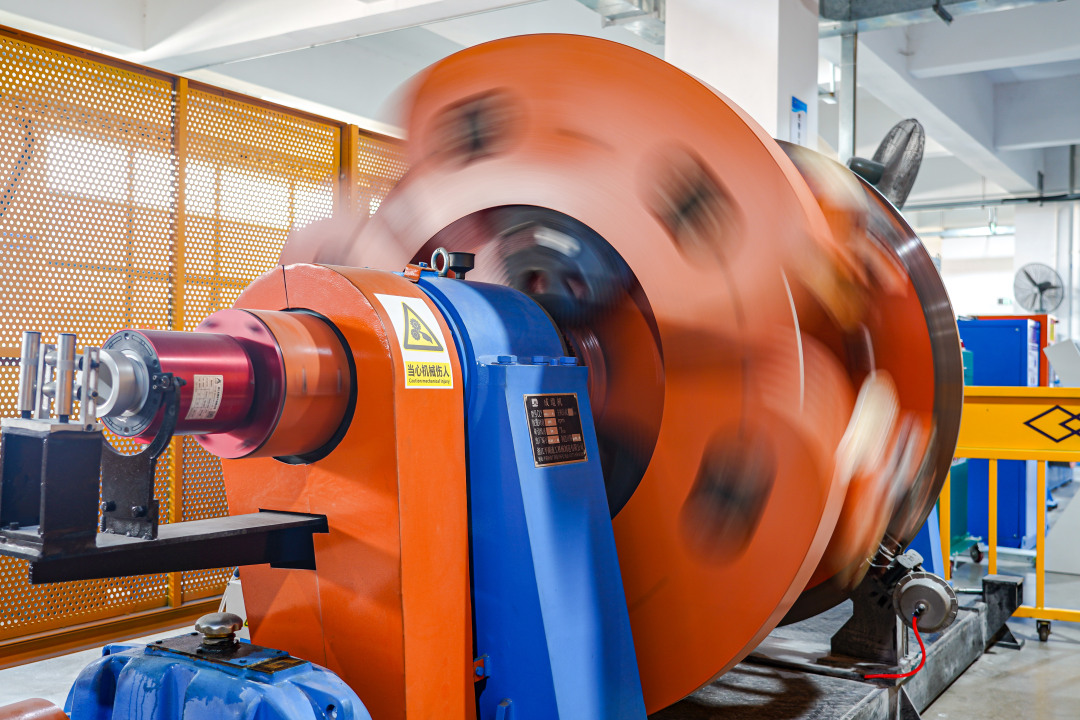 广州电缆的车间,生产线上的自动化机器正在运作。