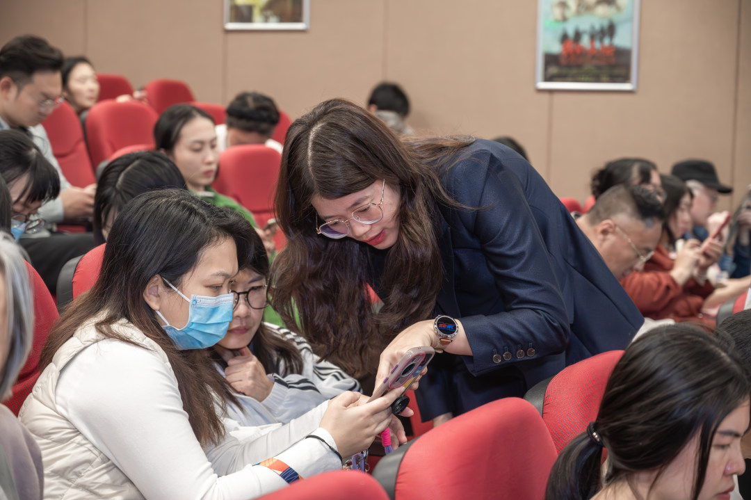 现场指导学员优化创作方案