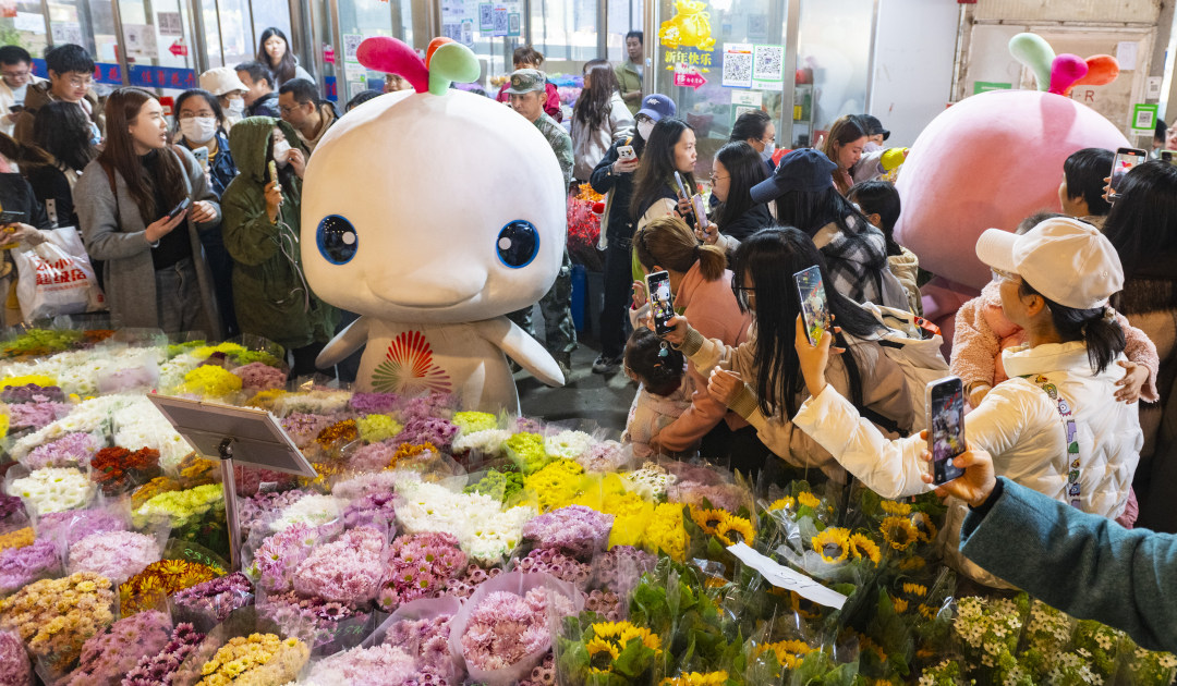 十五运会吉祥物“喜洋洋”“乐融融”惊喜现身,陪同大家徜徉花海。图/广州日报新花城记者:廖雪明