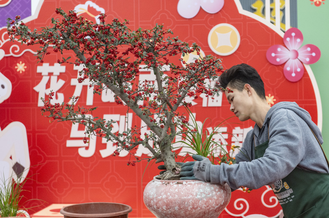 现场花艺表演让观众可近距离学习专业花艺师的花材搭配技巧。图/广州日报新花城记者:廖雪明