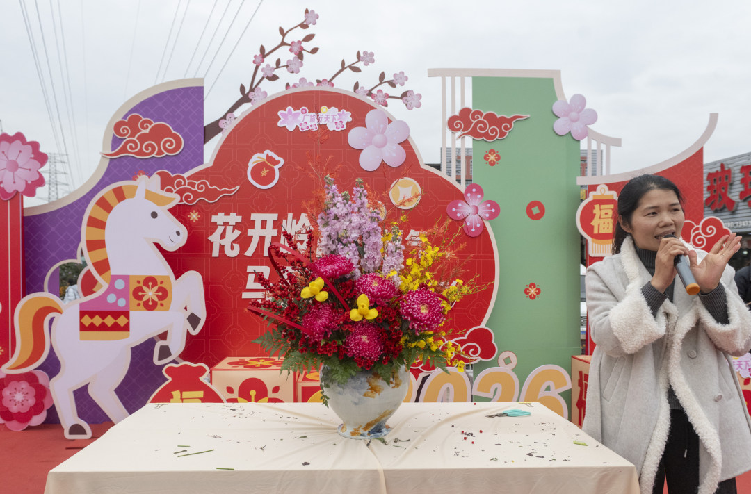 现场花艺表演让观众可近距离学习专业花艺师的花材搭配技巧。图/广州日报新花城记者:廖雪明