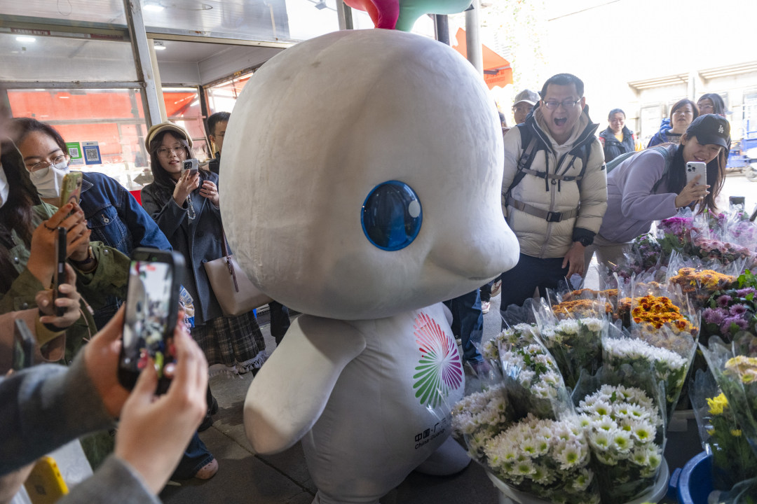 十五运会吉祥物“喜洋洋”“乐融融”惊喜现身,陪同大家徜徉花海。图/广州日报新花城记者:廖雪明
