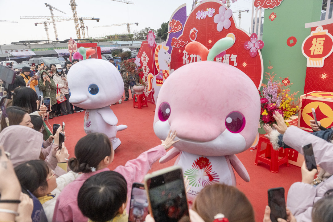 十五运会吉祥物“喜洋洋”“乐融融”现身岭南花卉市场2026年首届花卉文化嘉年华。图/广州日报新花城记者:廖雪明
