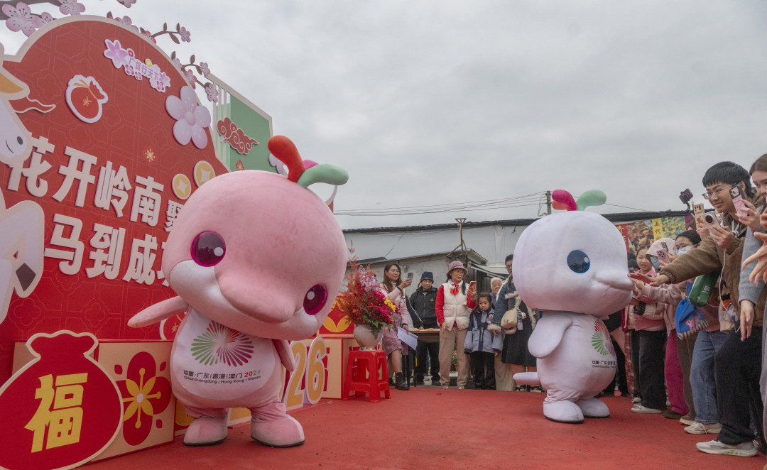 十五运会吉祥物“喜洋洋”“乐融融”现身岭南花卉市场2026年首届花卉文化嘉年华。图/广州日报新花城记者:廖雪明