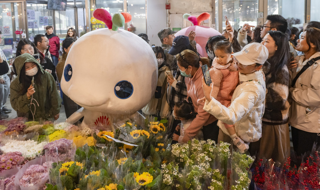 十五运会吉祥物“喜洋洋”“乐融融”惊喜现身,陪同大家徜徉花海。图/广州日报新花城记者:廖雪明