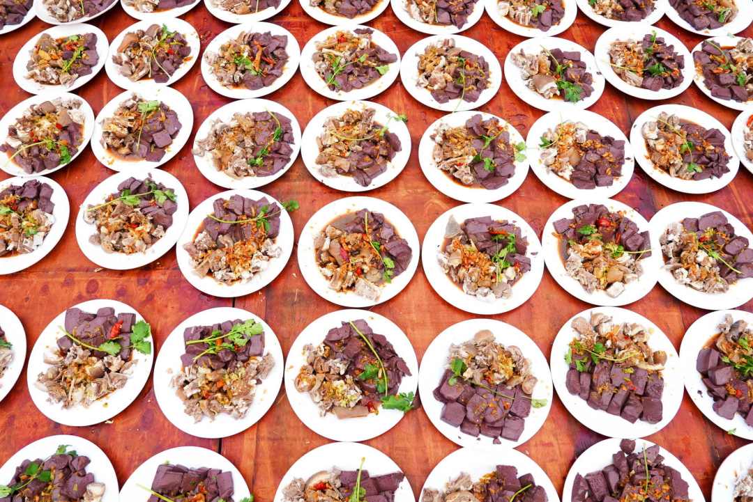 热气腾腾的全羊宴。