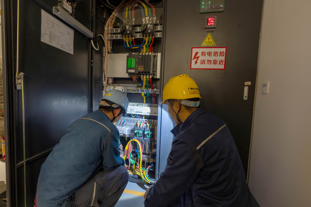 广州供电局工作人员开展设备特殊巡视,全面消除隐患。