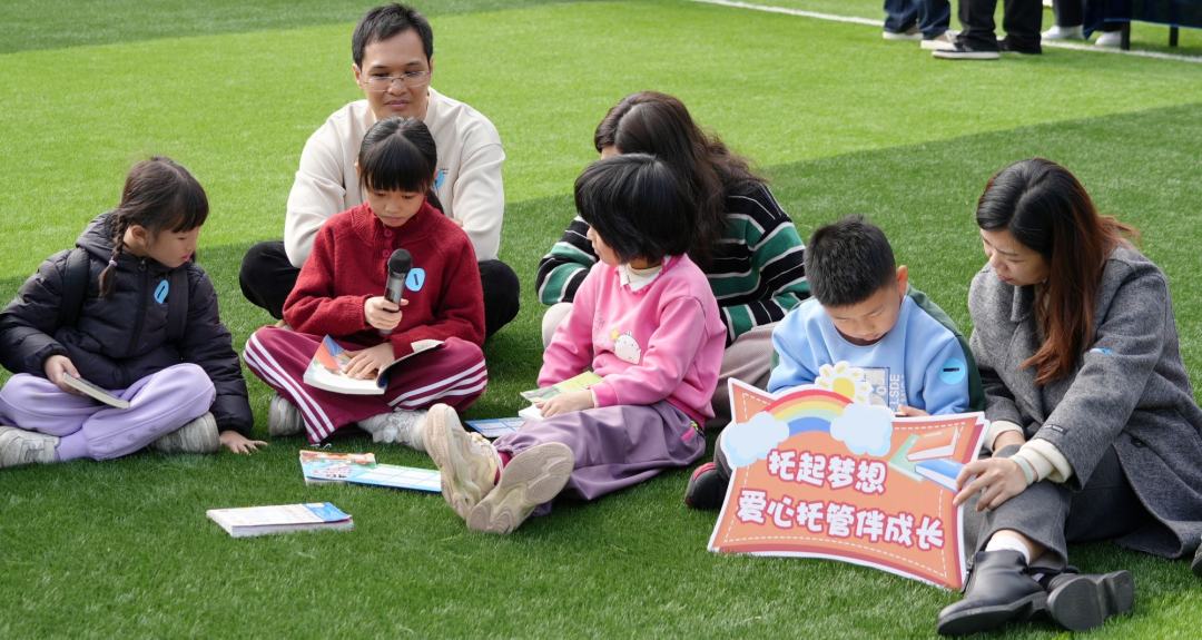 顺德区“伙伴计划”图书馆爱心托管班进行进行阅读接力。