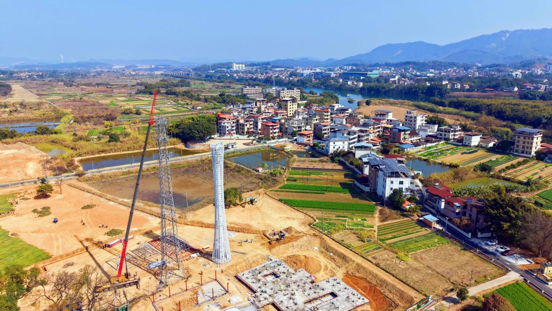 “三线”缠绕的旧塔拆除中