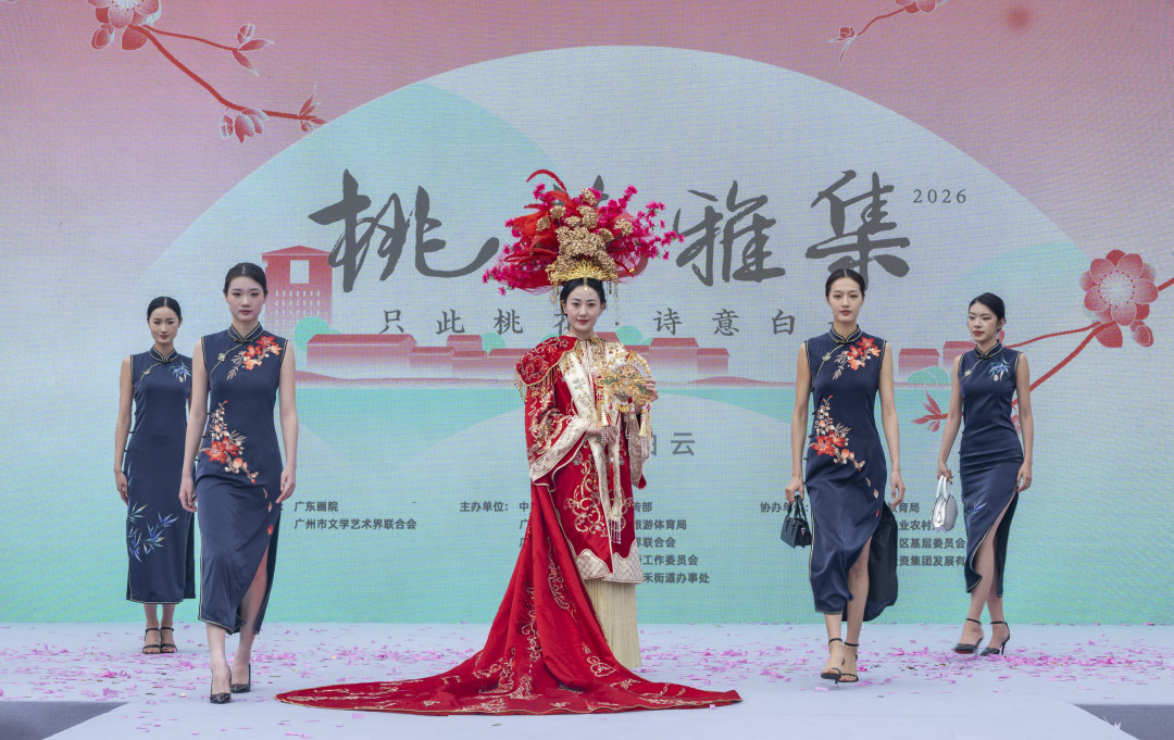 将时尚服饰、广绣非遗完美演绎的走秀表演。图/广州日报新花城记者:廖雪明